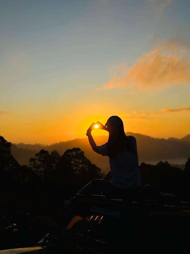 Ubud: mount.batur sunrise jeep with breakfast and hot spring - Sunrise over Mount Batur and the surrounding mountains