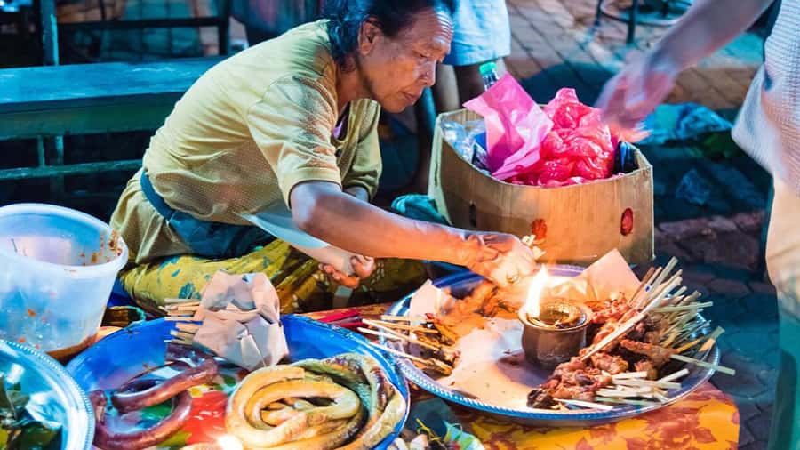 Ubud: Night Market Feast with Balinese Culinary Odyssey - Walking through Gianyar after sunset