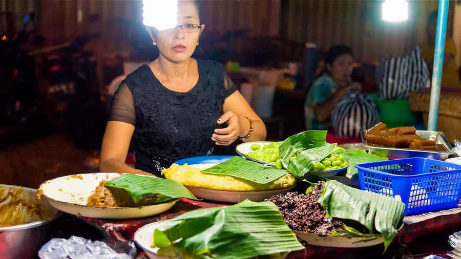 Ubud: Night Market Feast with Balinese Culinary Odyssey - Private transport or shared walking tour?