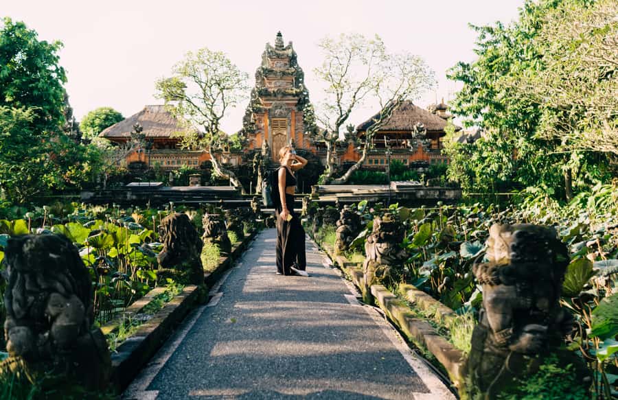 Ubud: Private All-Inclusive Tour with Lunch - Morning pickup and the road to the Monkey Forest