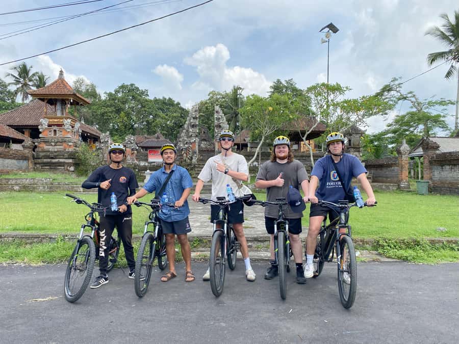 Ubud : PRIVATE Bike Tour inside Rice Field Ubud Countryside - Understanding the Village Temple
