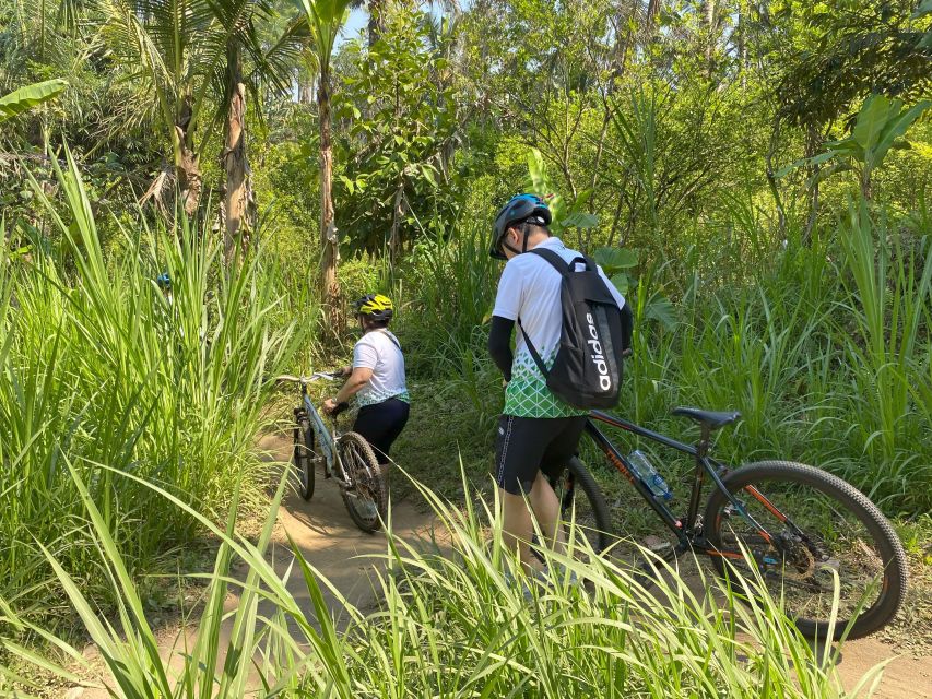Ubud : PRIVATE Bike Tour inside Rice Field with meal & pool - A family compound and a closer look at village life
