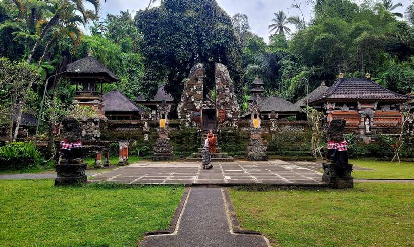 Ubud: Private Half-Day Tour with Rice Terrace & Waterfall - Cooling off at Ulu Petanu Waterfall