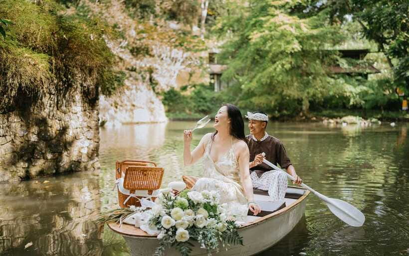 Ubud: Romantic Picnic on a Wooden Boat with Sparkling Wine - Making the Most of the Short Schedule