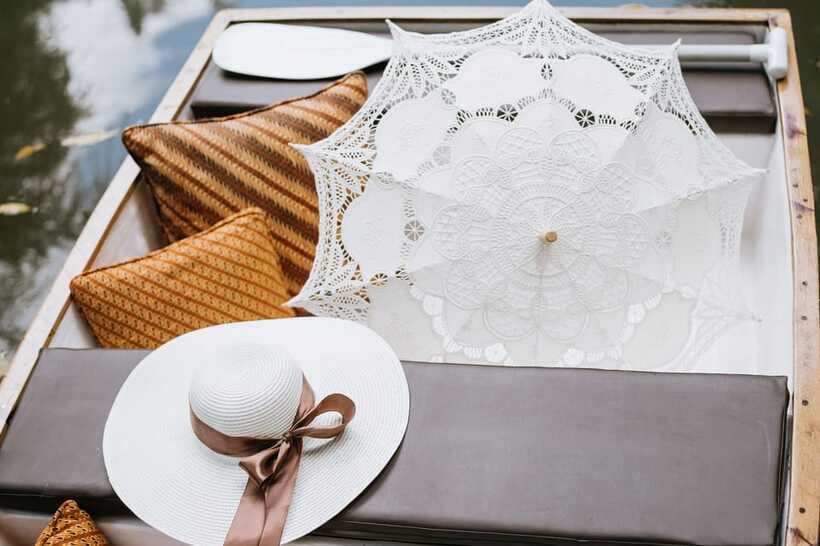 Ubud: Romantic Picnic on a Wooden Boat with Sparkling Wine - Guide Languages and Group Style