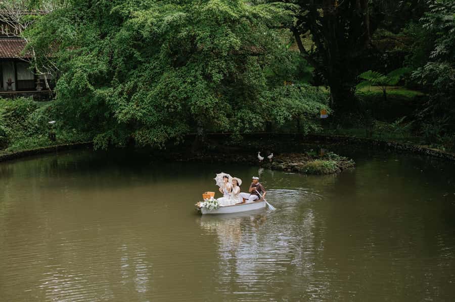 Ubud: Romantic Picnic on a Wooden Boat with Sparkling Wine - What the Boat Setting Adds