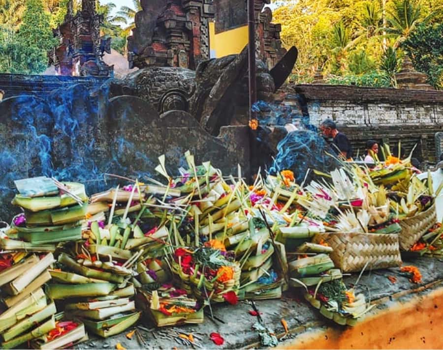 Ubud: Soul Retreat & Holistic Mantra Healing Experiences - Pura Mangening and the meaning of the offering