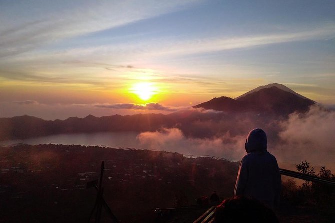 Watch the sunrise from the top of Mount Batur volcano - Reaching the summit before the sky changes